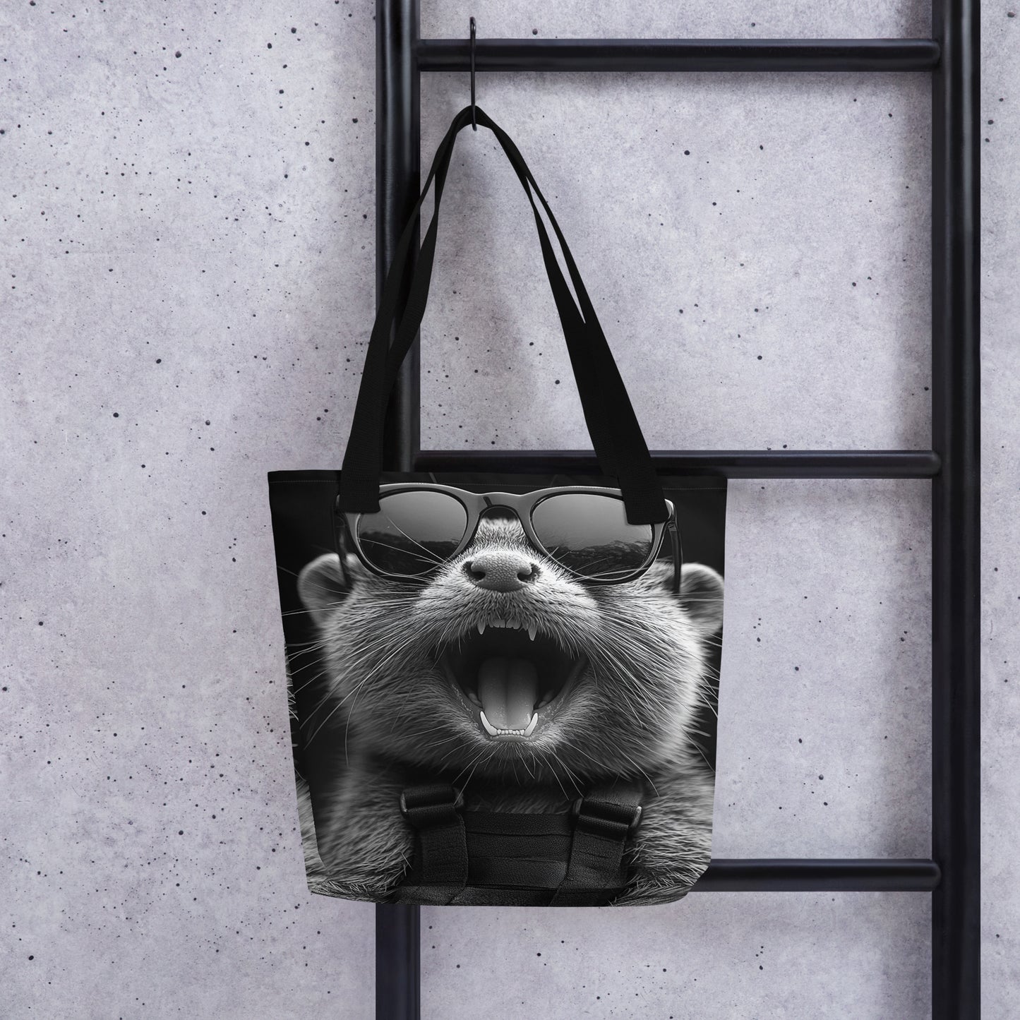 Tote bag noir avec impression loutre grand format couvrant tout le sac