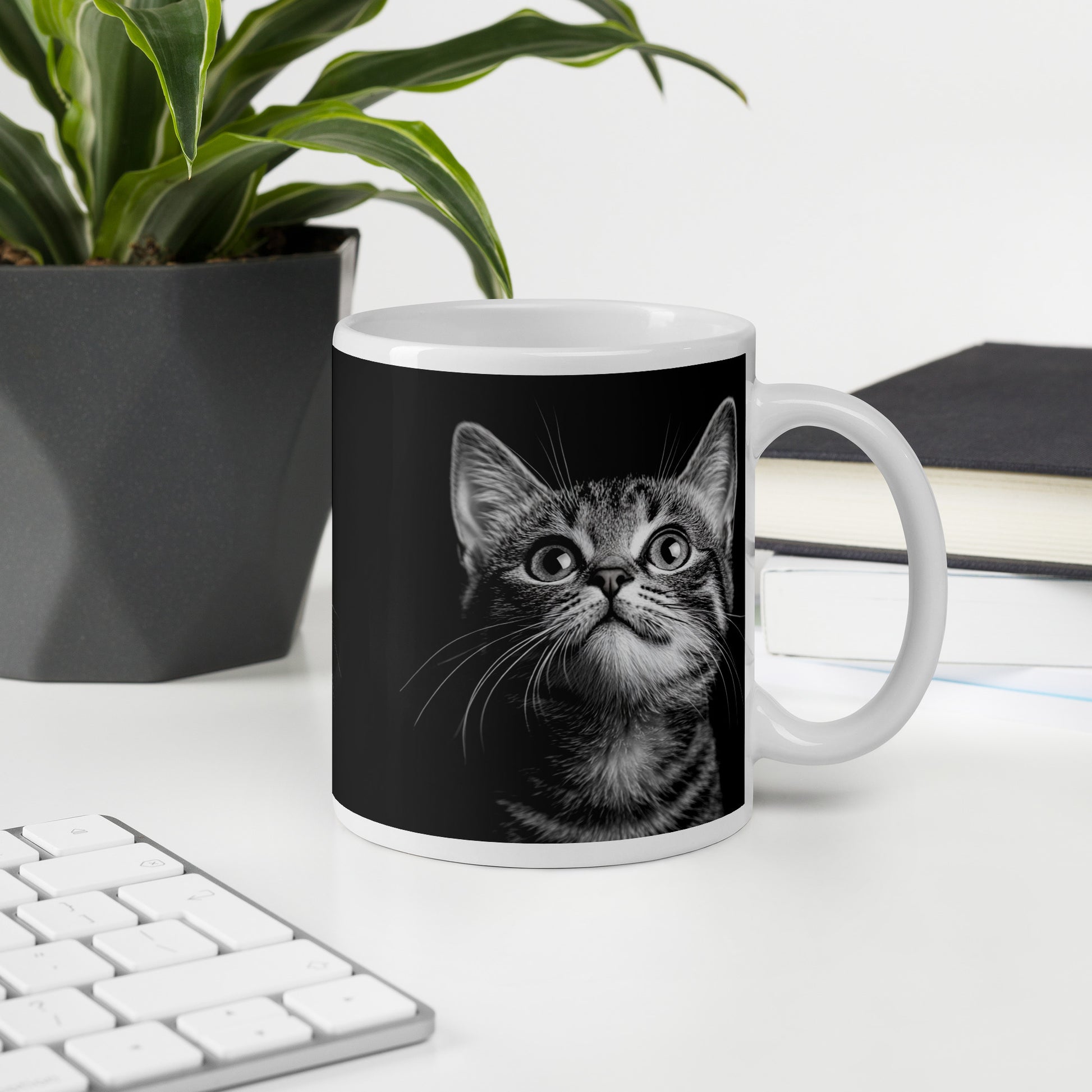 Mug avec illustration de chaton noir et blanc regardant vers le haut