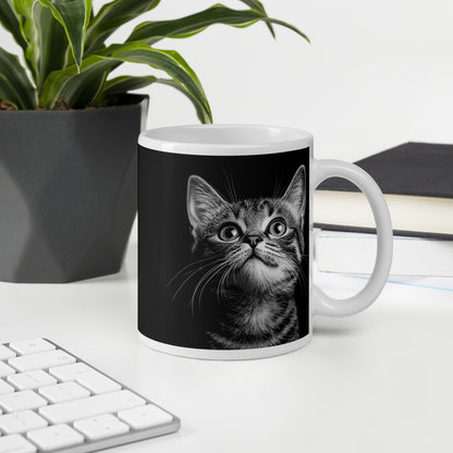 Mug avec illustration de chaton noir et blanc regardant vers le haut