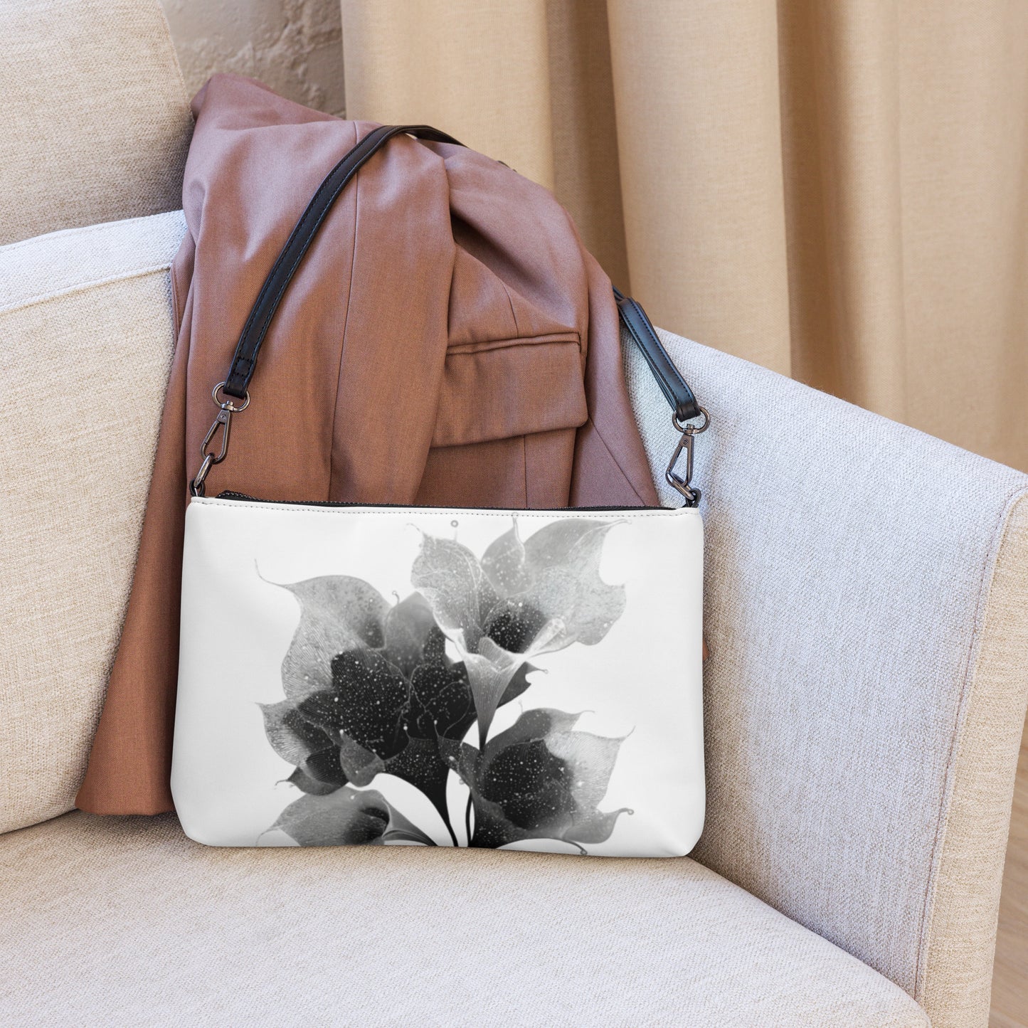 Sac en bandoulière en faux cuir avec motif floral minimaliste en noir et blanc, collection Fleur Astrale.