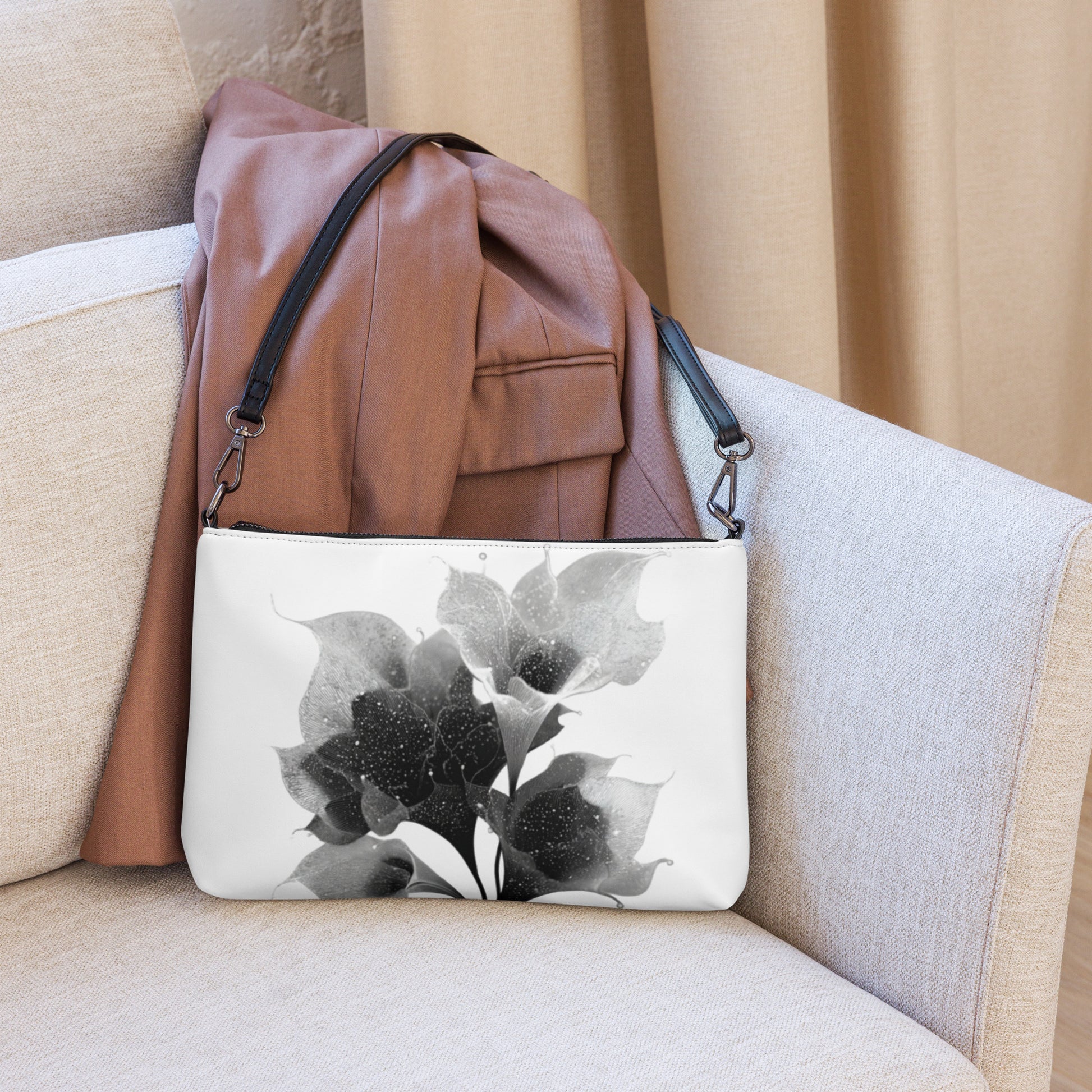 Sac en bandoulière en faux cuir avec motif floral minimaliste en noir et blanc, collection Fleur Astrale.