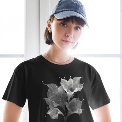 Haut d’été pour femme avec illustration fleur astrale noir porté