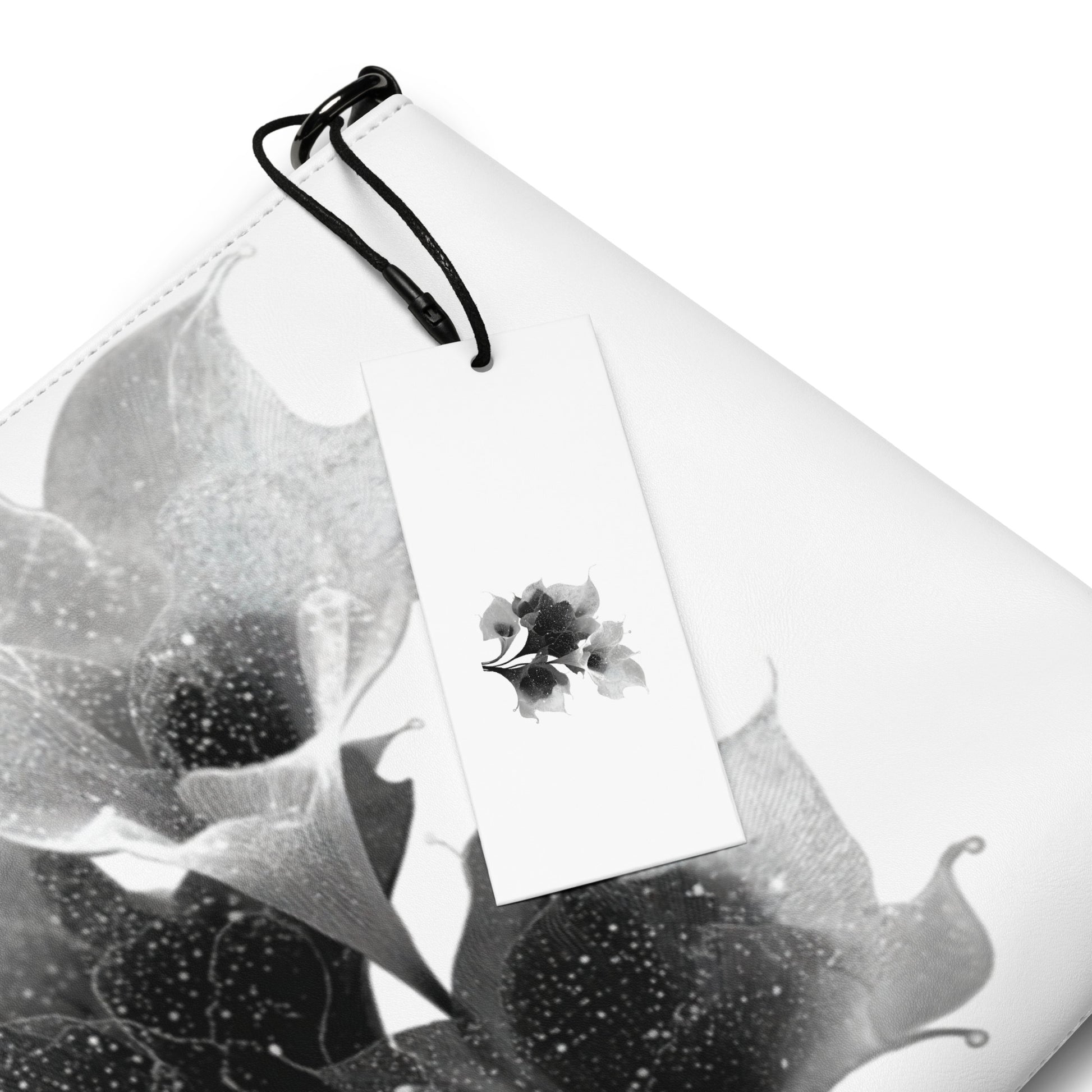 Illustration de fleurs de calla en noir et blanc sur sac en bandoulière poétique.