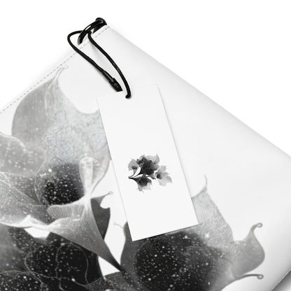Illustration de fleurs de calla en noir et blanc sur sac en bandoulière poétique.