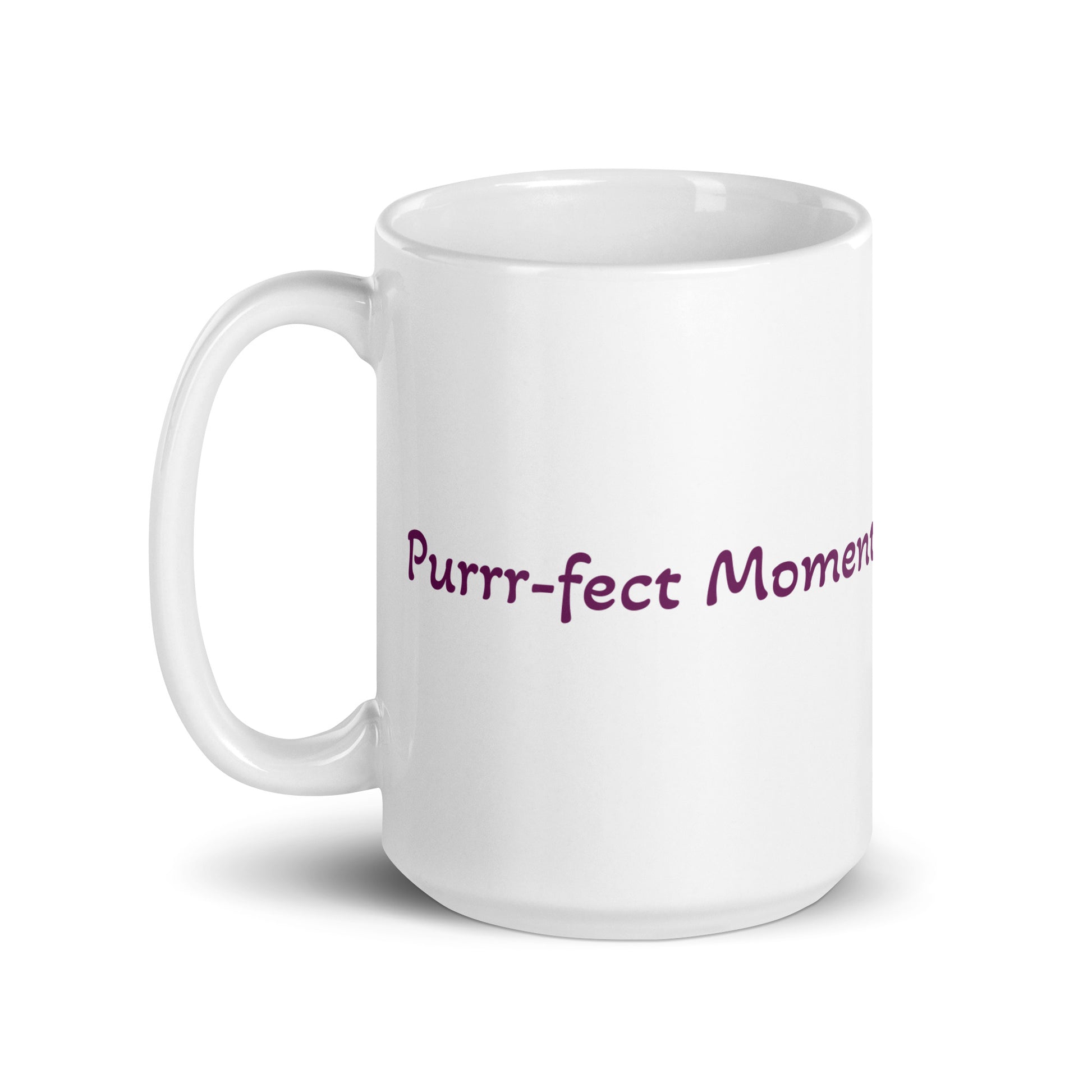 Mug avec inscription violette « Purrr-fect Moment » sur fond blanc