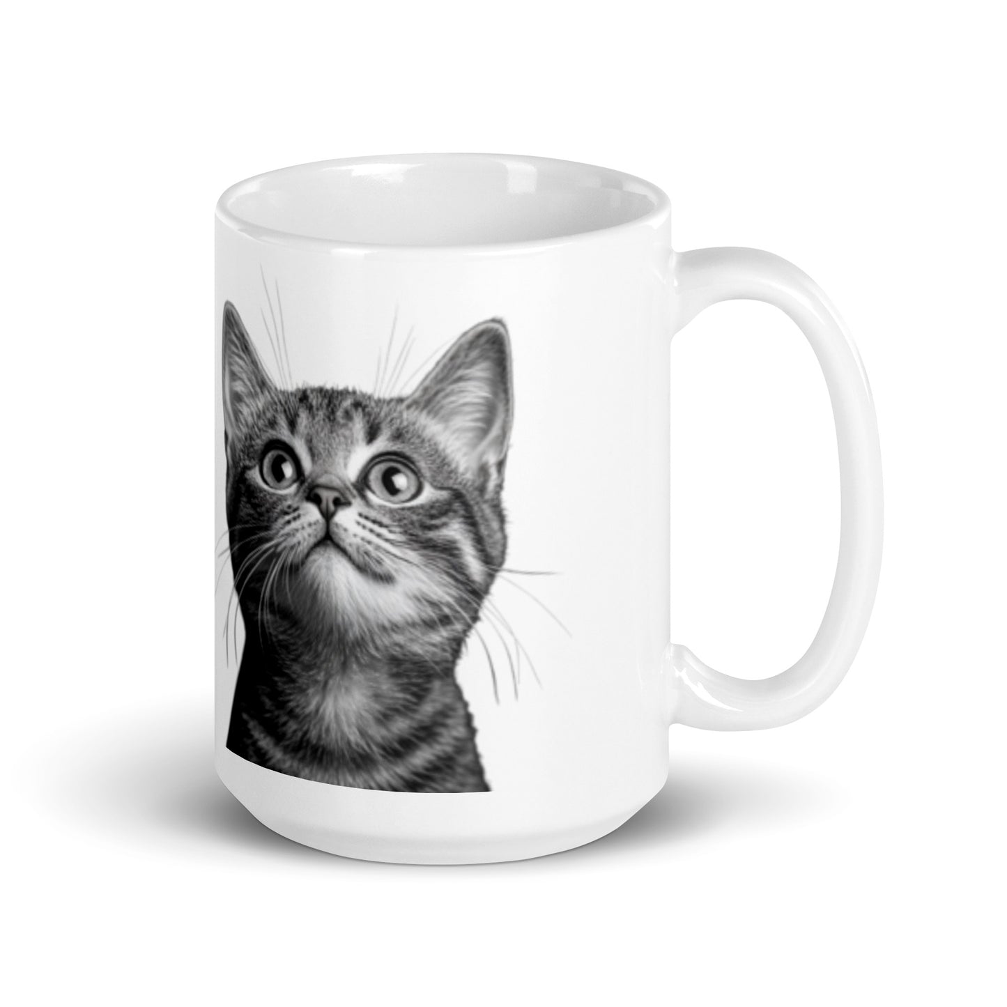 Mug blanc avec illustration d’un chaton noir et blanc regardant vers le haut