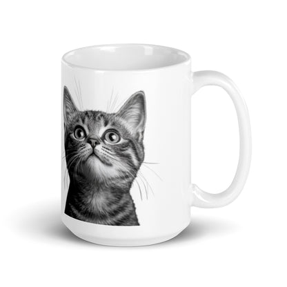 Mug blanc avec illustration d’un chaton noir et blanc regardant vers le haut