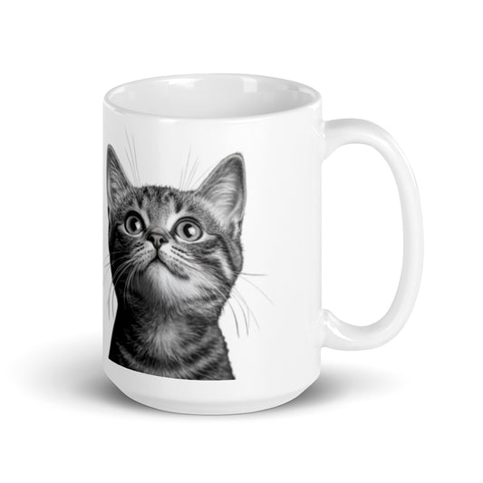 Mug blanc avec illustration d’un chaton noir et blanc regardant vers le haut
