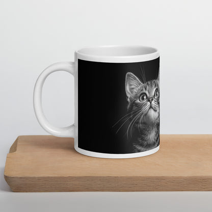 Tasse en céramique avec dessin de chaton mignon sur fond noir