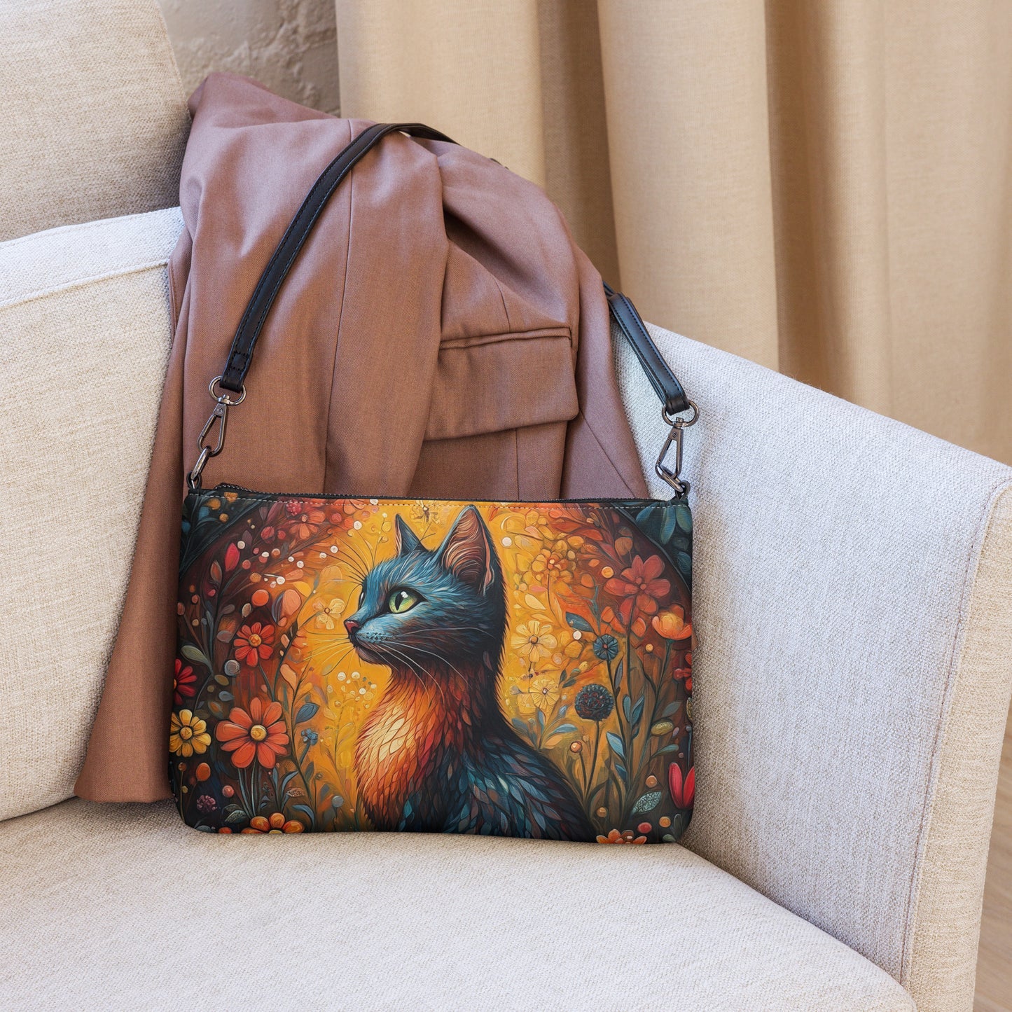 Sac design “Muse Féline” aux motifs floraux éclatants et félin mystique.