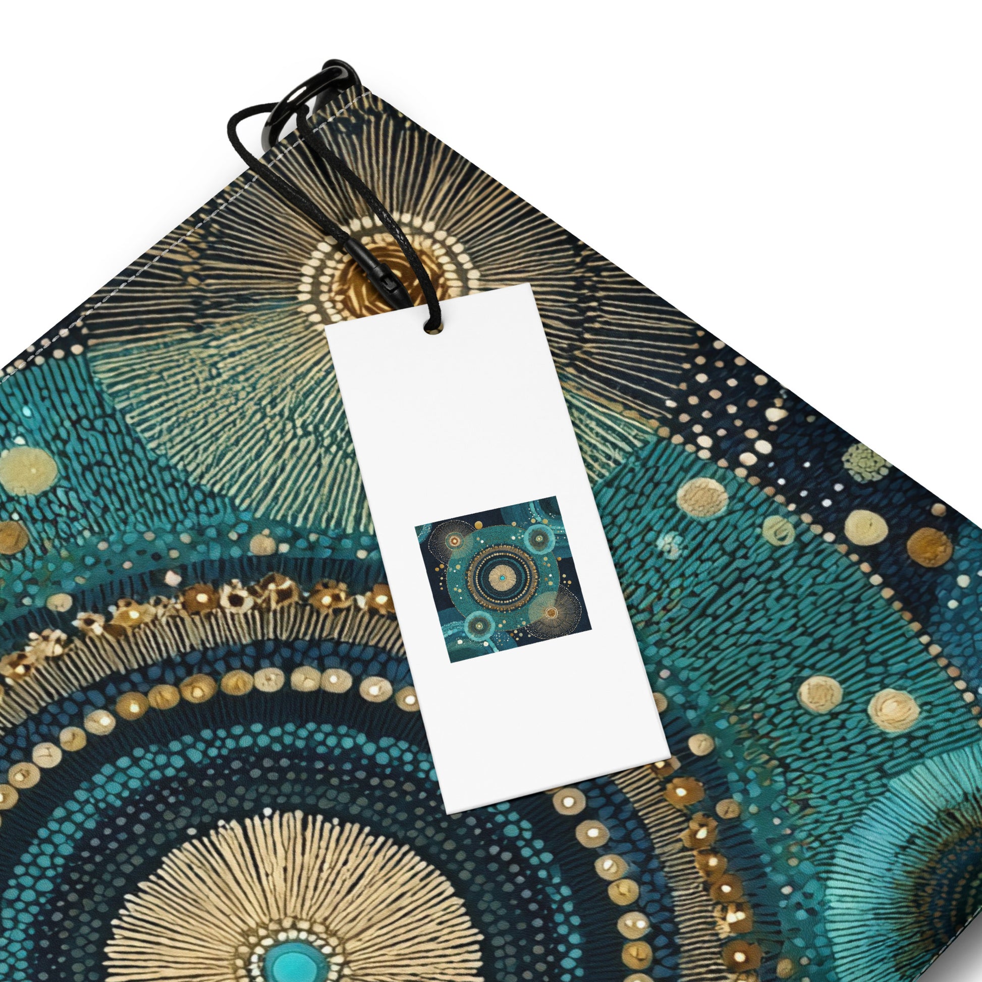 Détail du motif céleste bleu profond et or sur sac en bandoulière, collection Abstrait et Poétique.