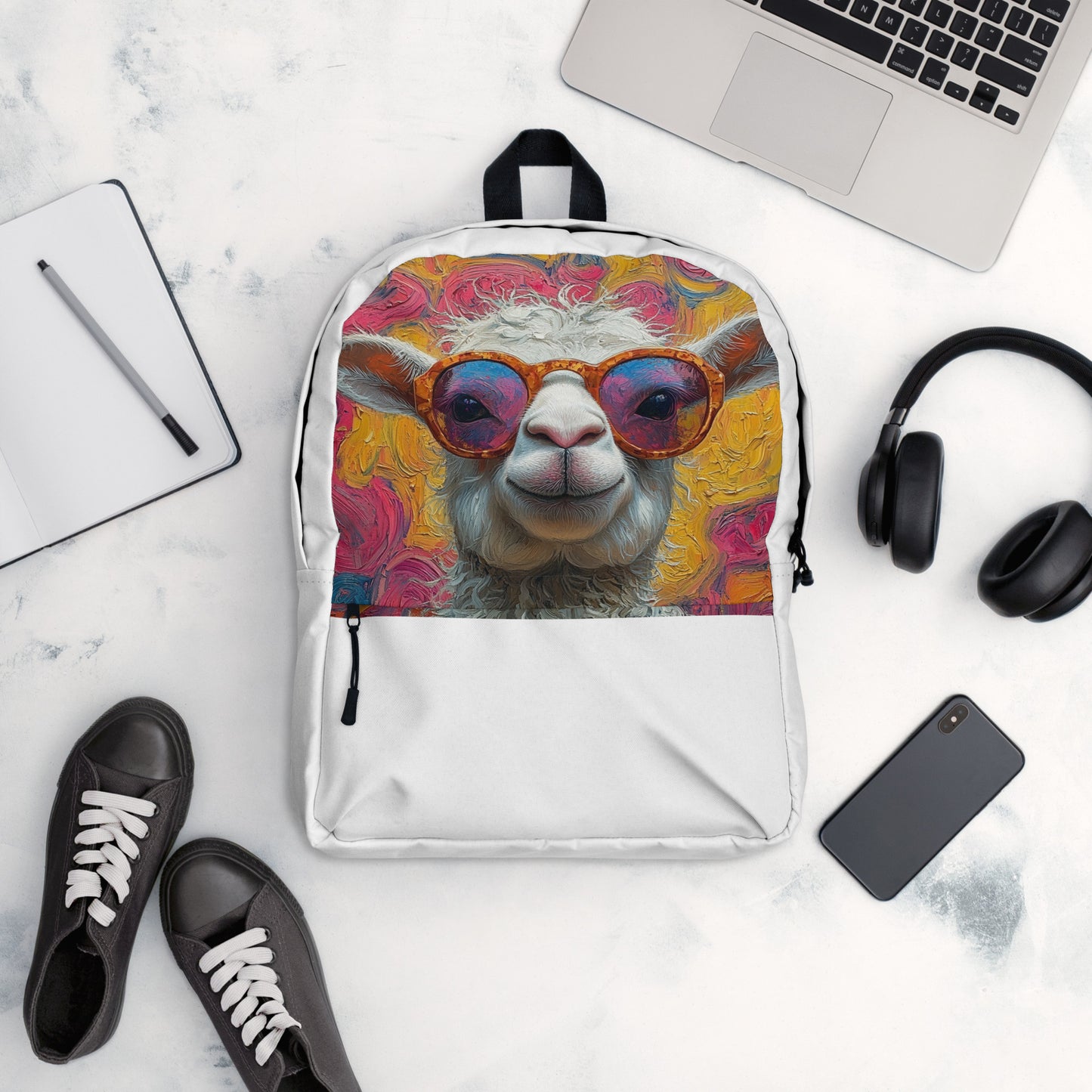 Sac à dos blanc avec illustration d’un alpaga stylisé en lunettes de soleil colorées, ambiance pop et décalée.