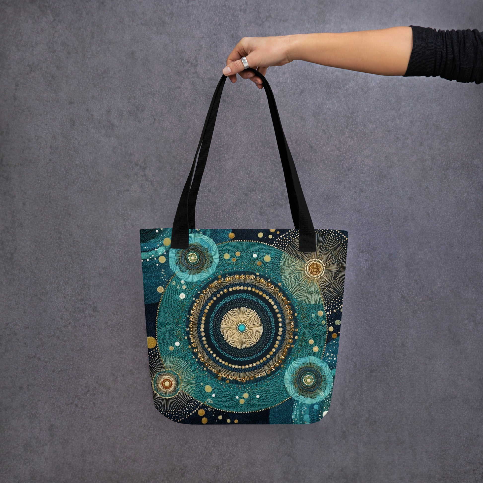 Tote bag porté, avec illustration mystique et texture dorée