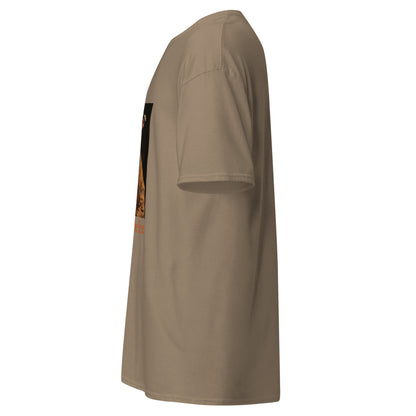 T-shirt “Calme Impérial” porté en style streetwear décontracté marron côté gauche